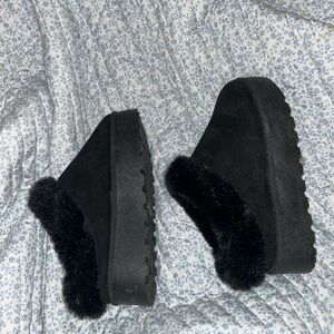 Zenana Outfitters Black Women's Slippers
